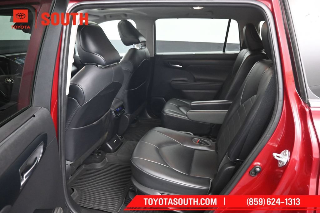 Used 2021 Toyota Highlander XLE AWD/4WD image 10