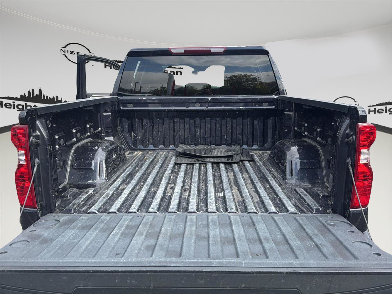 Used 2023 Chevrolet Silverado 1500 LT AWD/4WD image 25