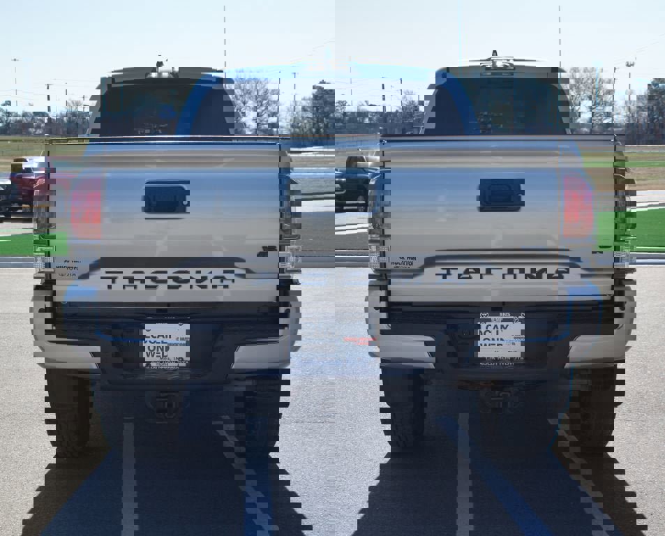 Used 2021 Toyota Tacoma TRD Sport w/ Technology Package image 3