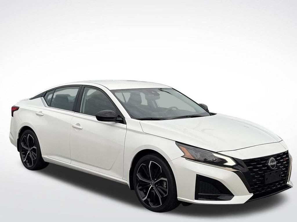 Used 2023 Nissan Altima 2.5 SR FWD image 2