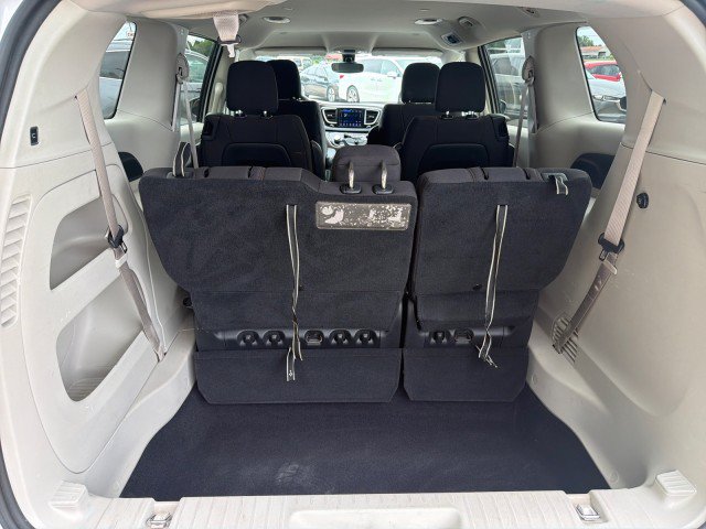 Used 2017 Chrysler Pacifica Touring w/ Tire & Wheel Group FWD image 25