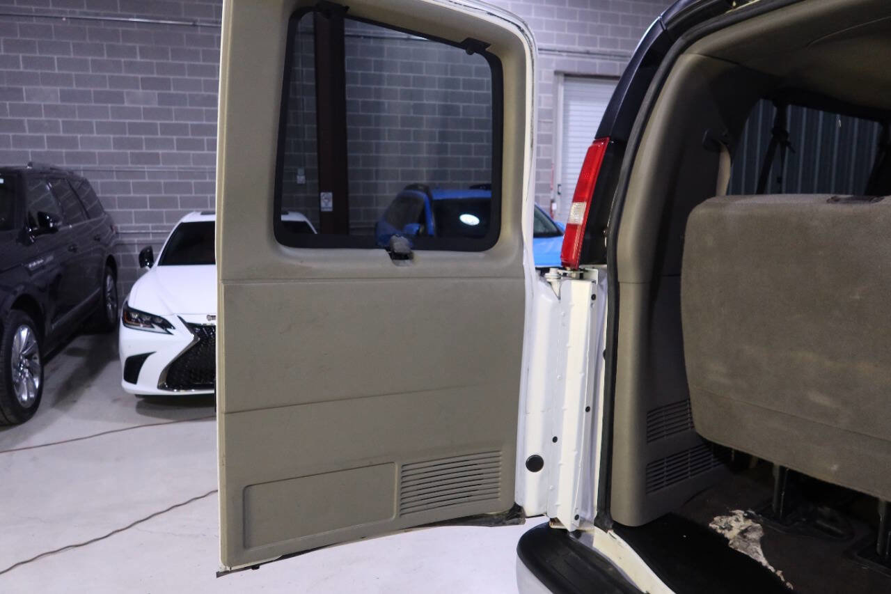 Used 2019 Chevrolet Express 3500 LT w/ LT Preferred Equipment Group RWD image 22