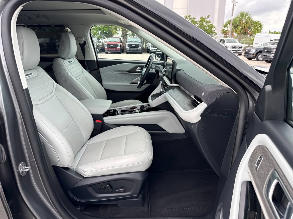Used 2025 Ford Explorer Platinum w/ Ultimate Package AWD/4WD image 28