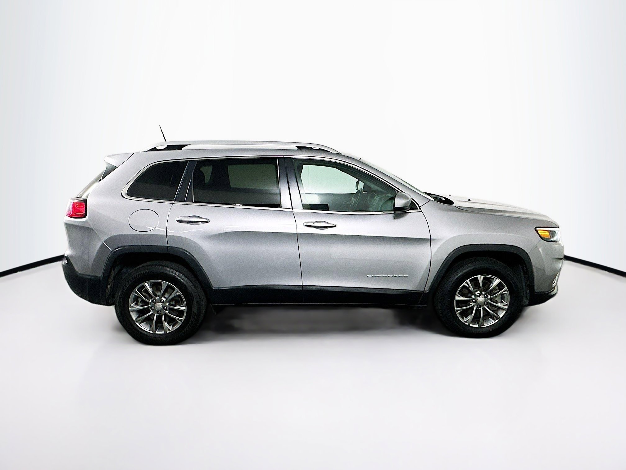 Used 2019 Jeep Cherokee Latitude Plus w/ Cold Weather Group AWD/4WD image 10