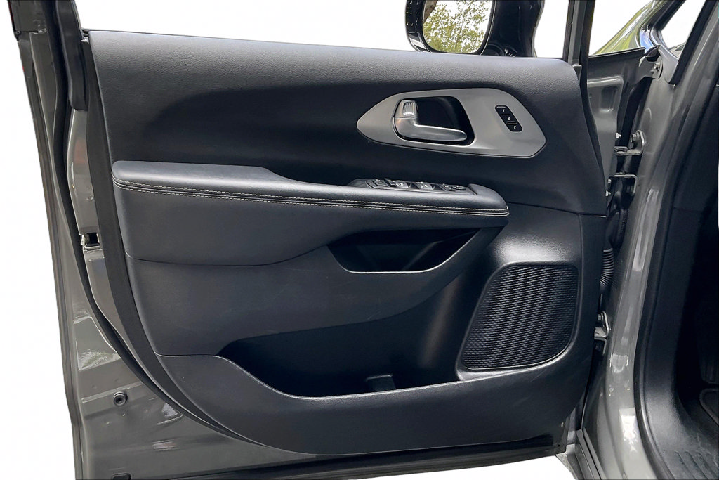 Used 2025 Chrysler Pacifica Limited FWD image 2