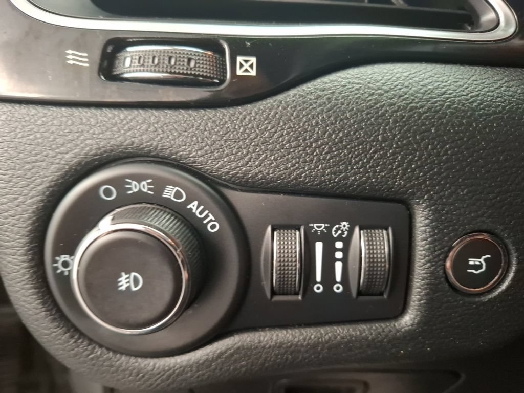 Used 2023 Jeep Cherokee Altitude Lux AWD/4WD image 17