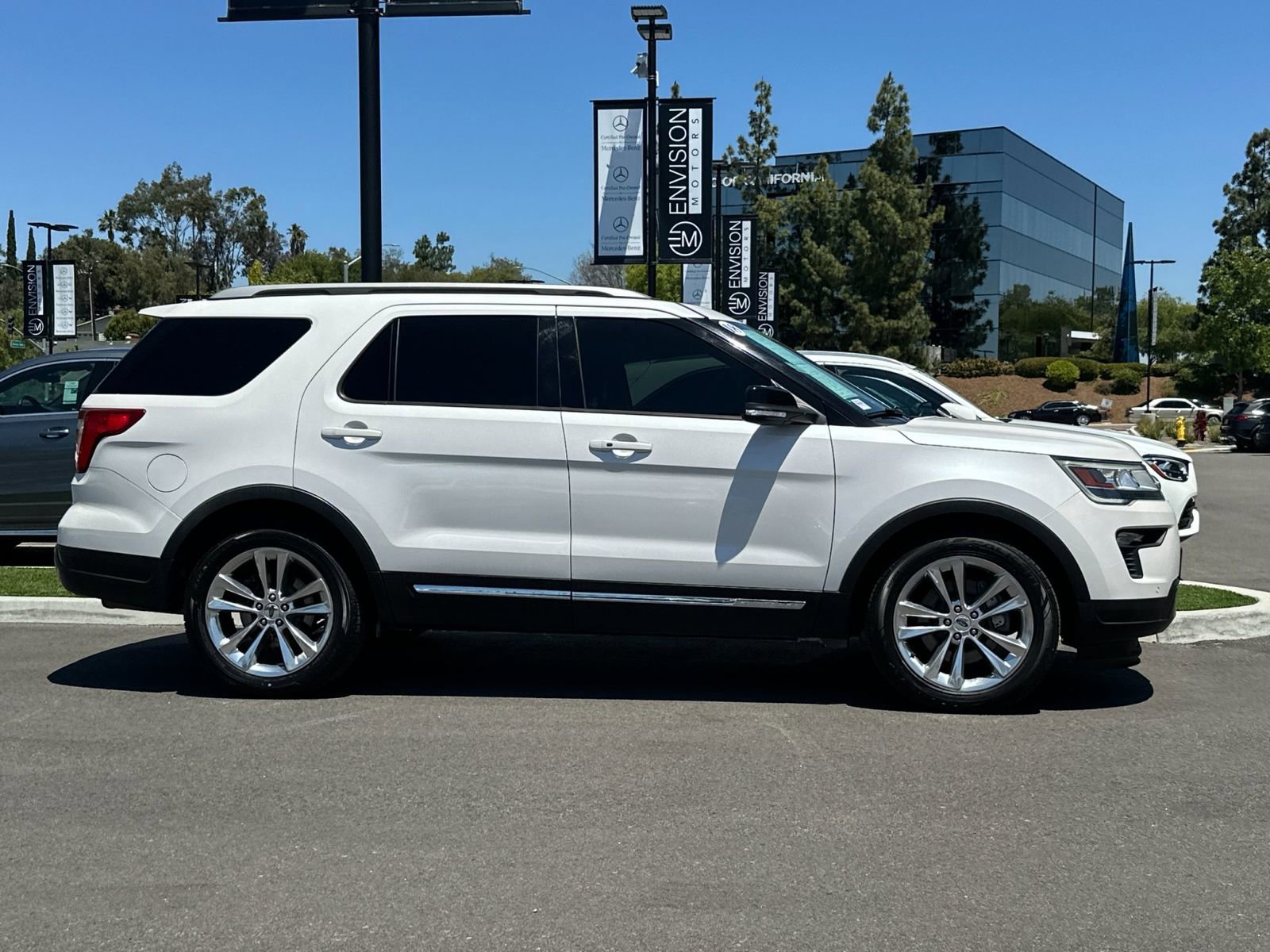 Used 2018 Ford Explorer XLT w/ Equipment Group 202A FWD image 2