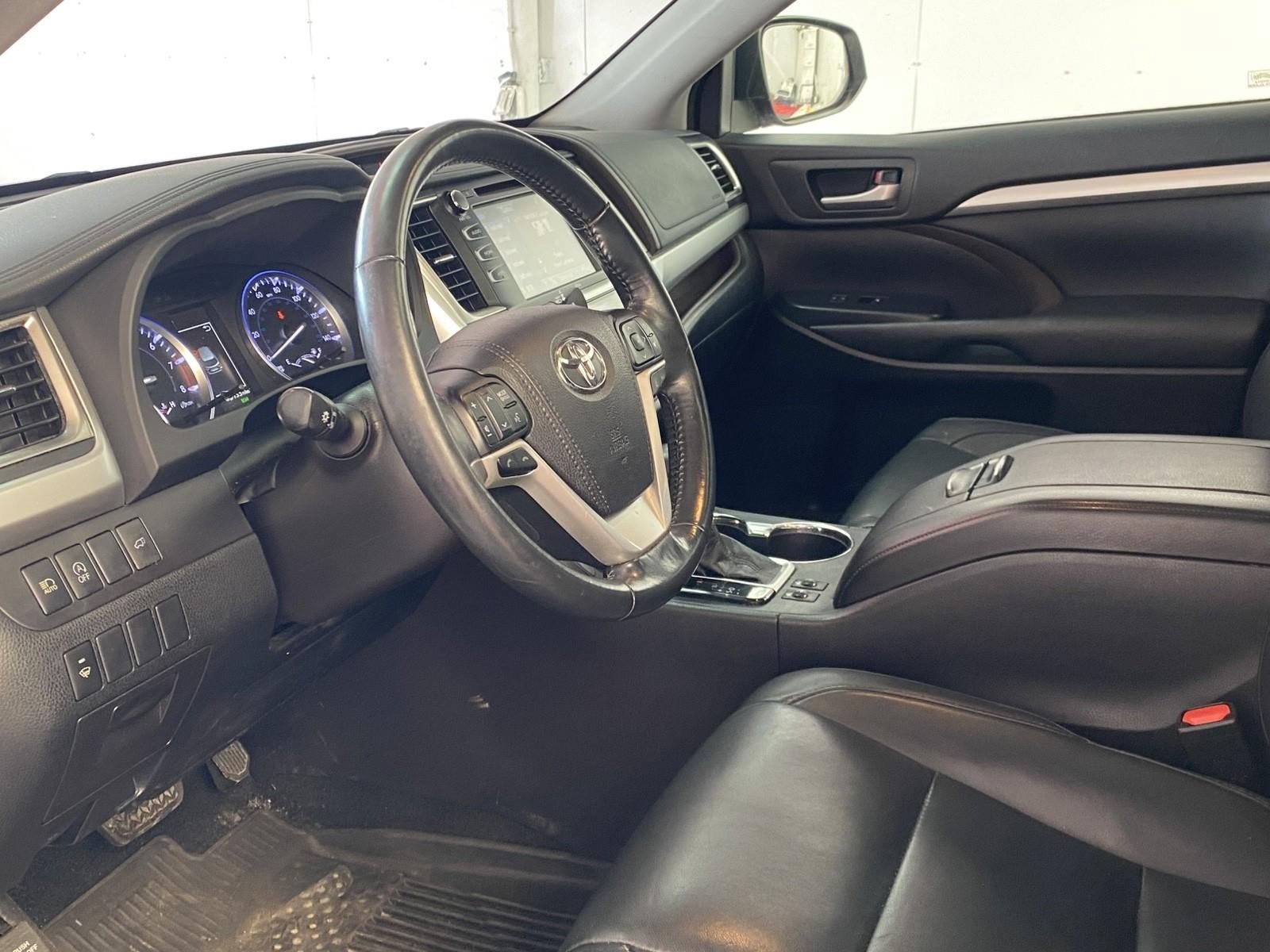 Used 2017 Toyota Highlander XLE AWD/4WD image 23