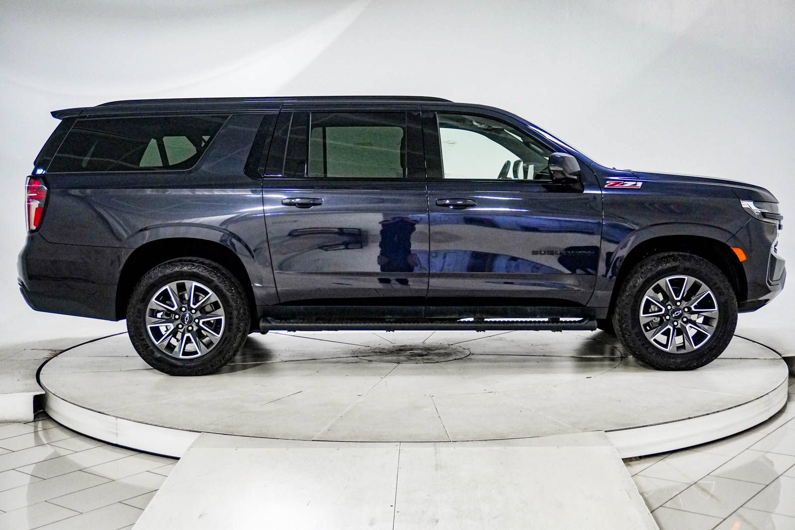 Used 2024 Chevrolet Suburban Z71 w/ Luxury Package AWD/4WD image 12