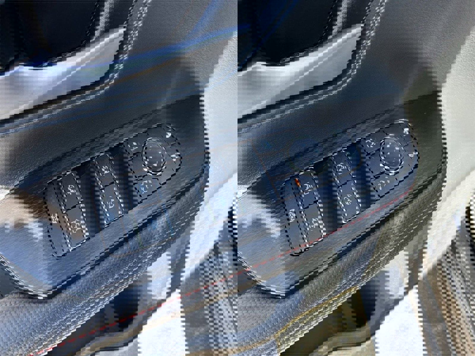 New 2025 Nissan Kicks SR image 23