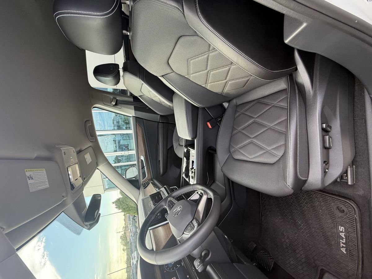 Used 2024 Volkswagen Atlas SE w/ Black Wheel Package image 10