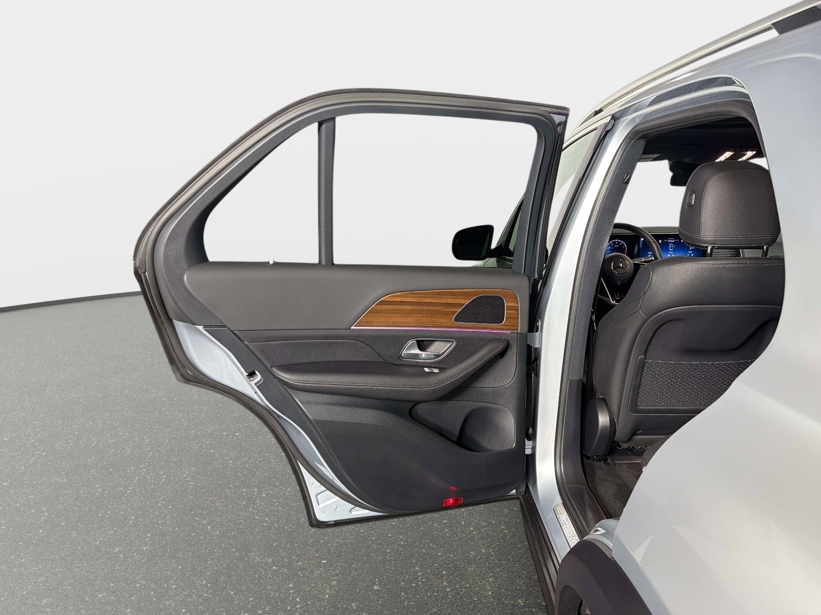 Used 2025 Mercedes-Benz GLE 450 4MATIC w/ Winter Package image 30