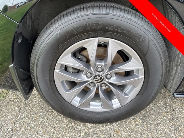 Used 2023 Toyota Sienna XLE FWD image 11