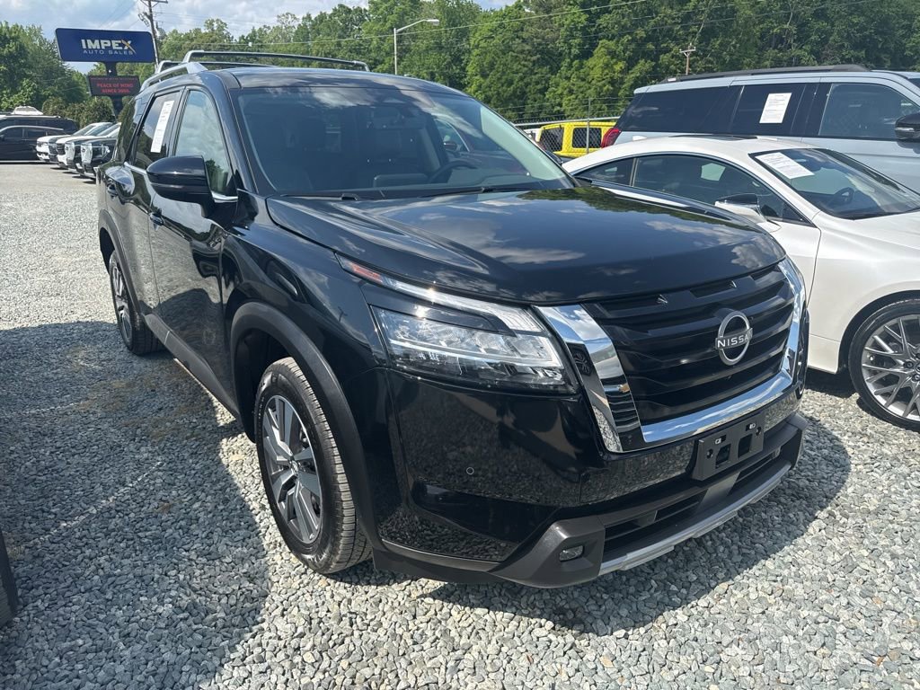 Used 2023 Nissan Pathfinder SL AWD/4WD image 2