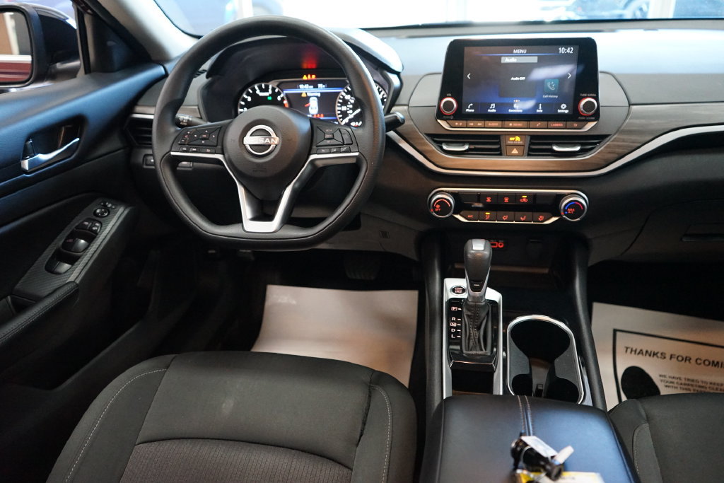 Used 2024 Nissan Altima 2.5 SV FWD image 9