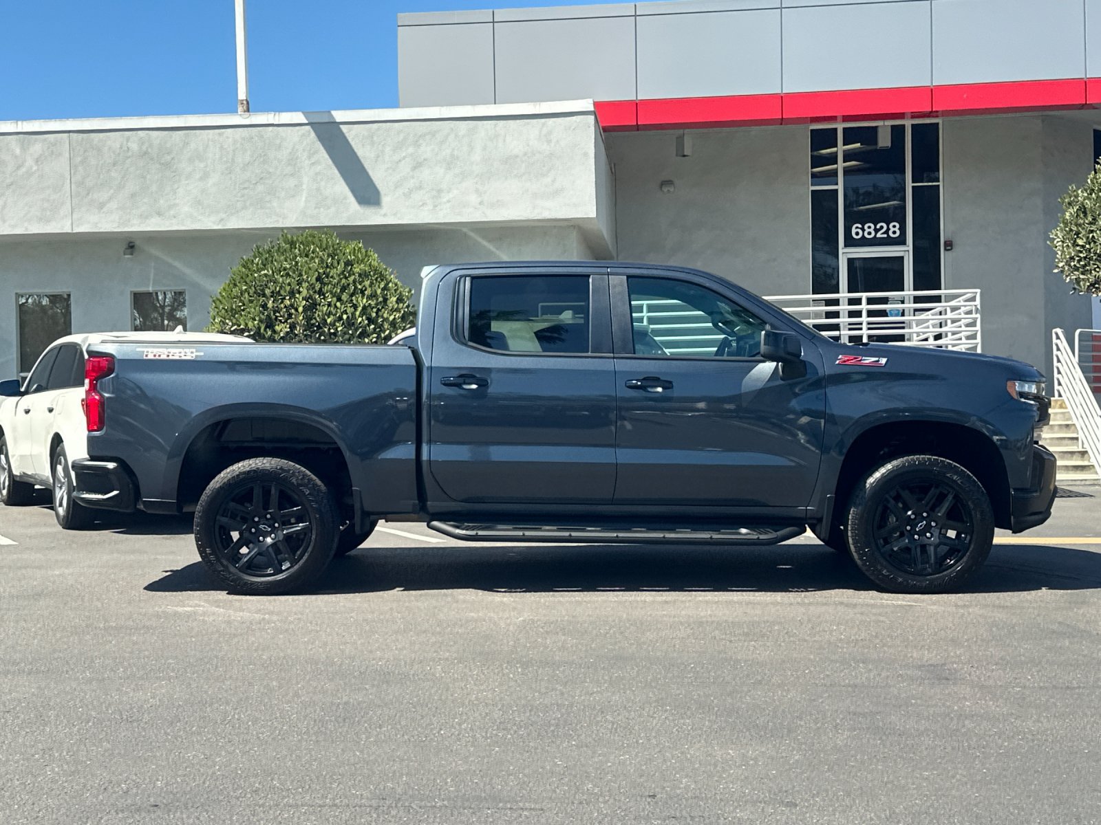 Used 2021 Chevrolet Silverado 1500 LT Trail Boss w/ LPO, Dark Essentials Package AWD/4WD image 6