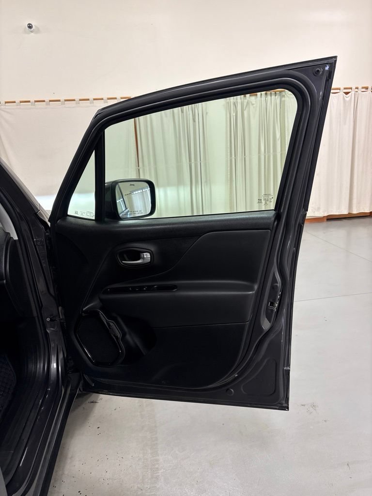 Used 2020 Jeep Renegade Altitude FWD image 26