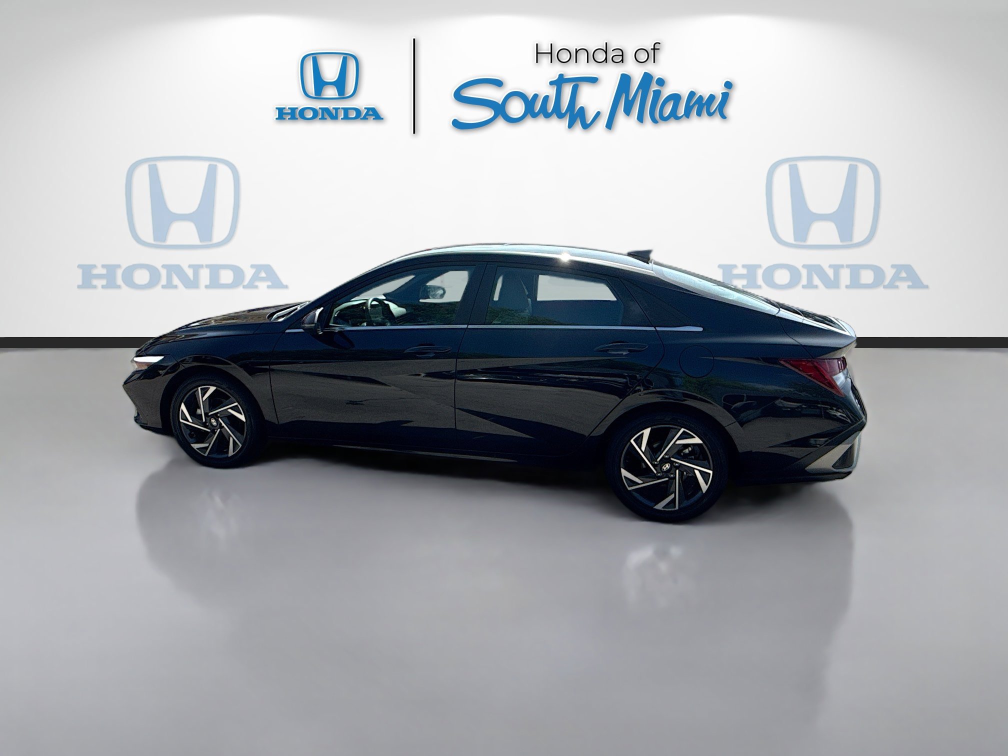 Used 2025 Hyundai Elantra Limited image 4