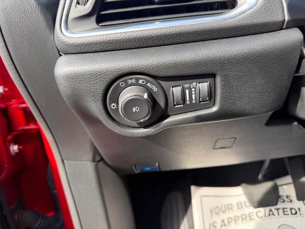 Used 2025 Chrysler Pacifica Limited FWD image 27