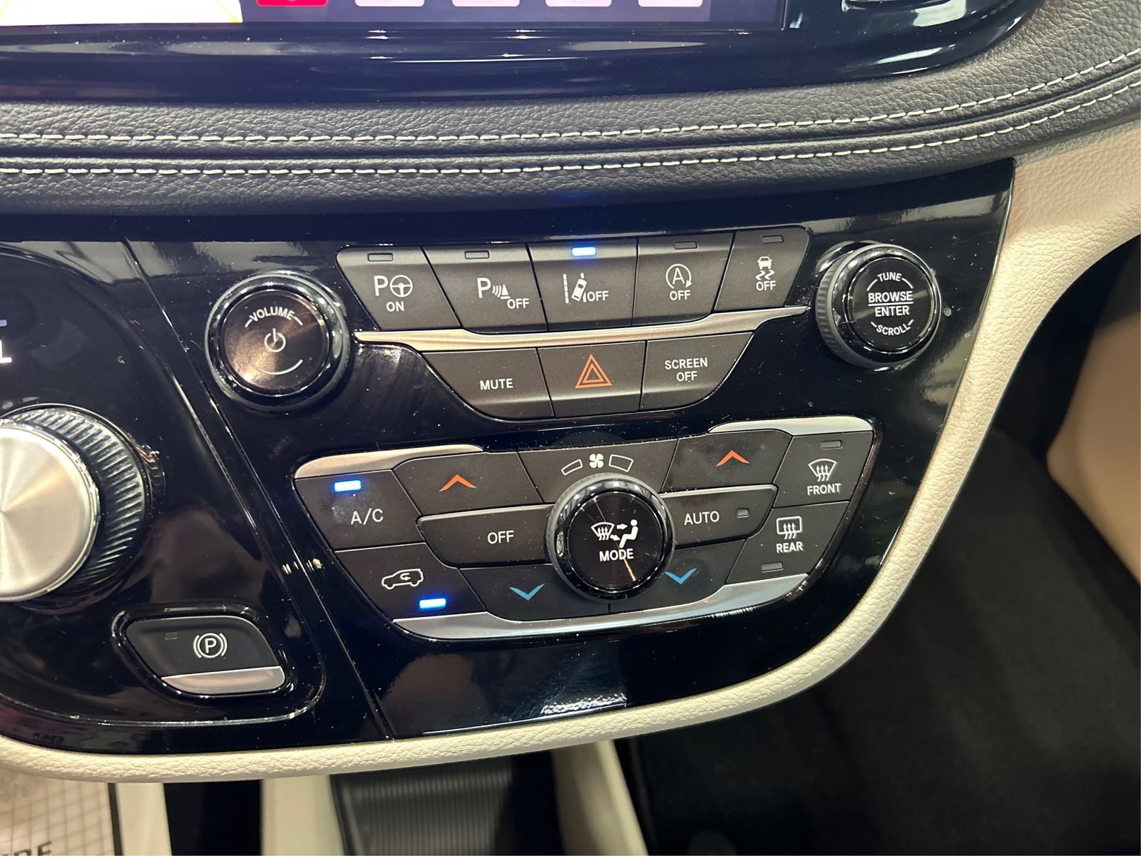 Used 2024 Chrysler Pacifica Touring-L AWD/4WD image 28
