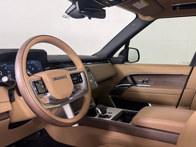Certified 2025 Land Rover Range Rover SE image 4