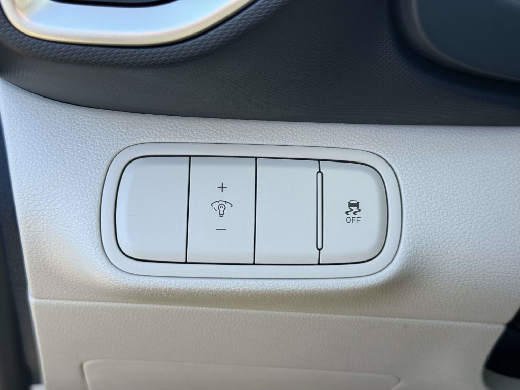 Used 2024 Hyundai Venue Limited FWD image 18