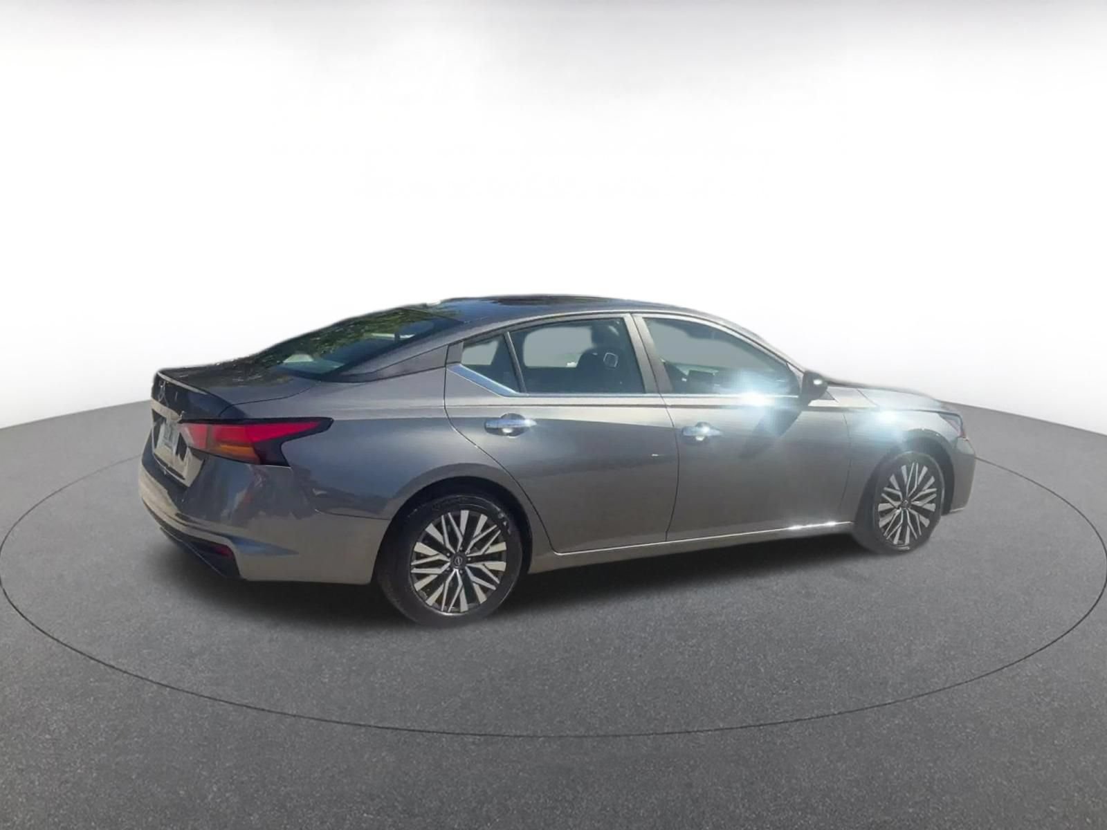 Used 2025 Nissan Altima 2.5 SV FWD image 14