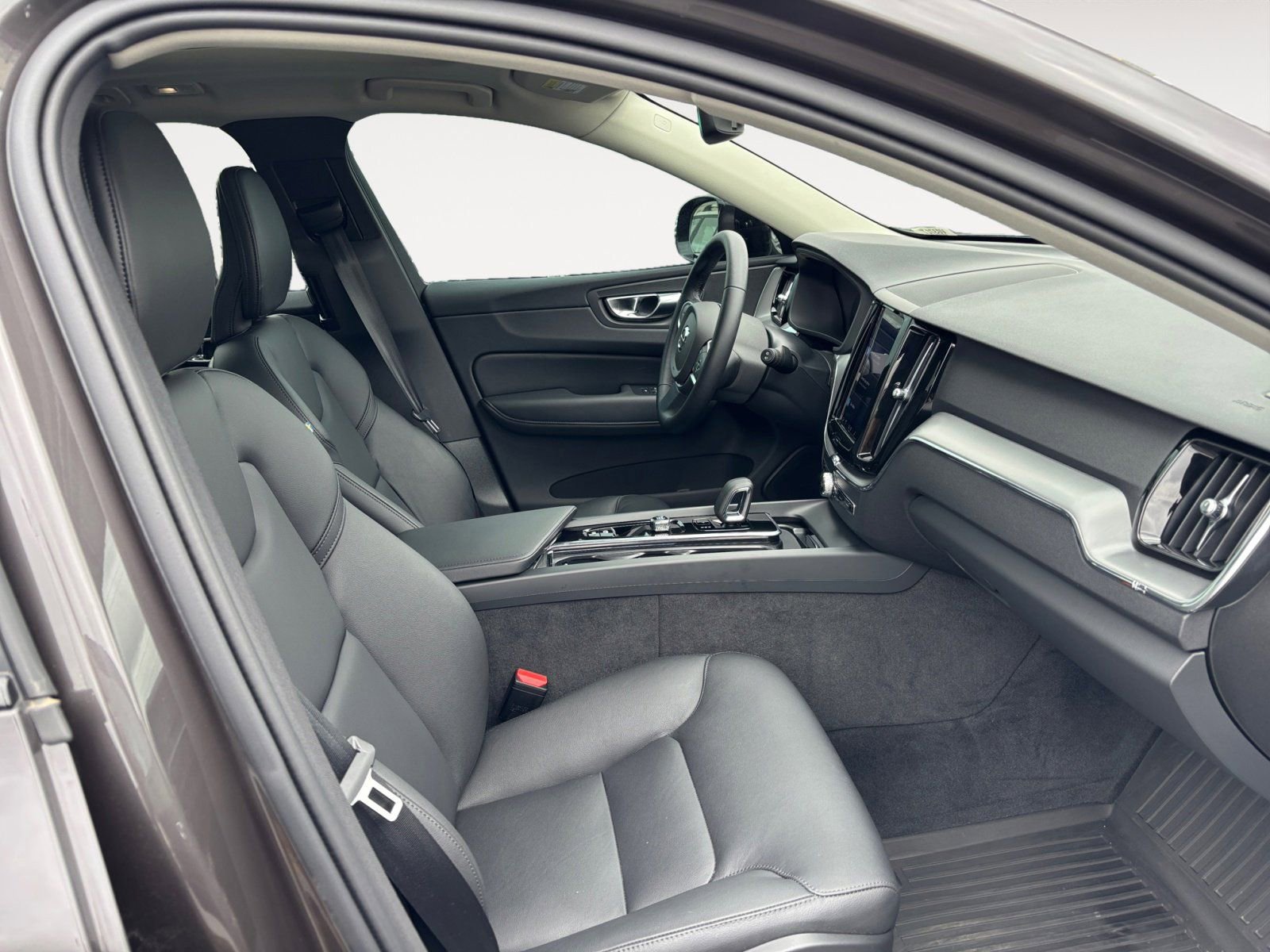 Used 2025 Volvo XC60 B5 Core w/ Climate Package image 15