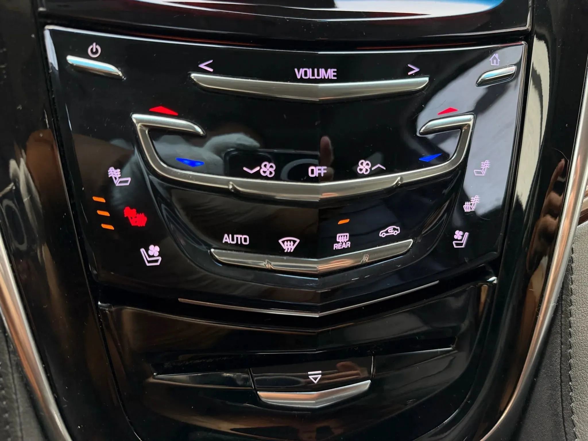 Used 2018 Cadillac Escalade Luxury image 32