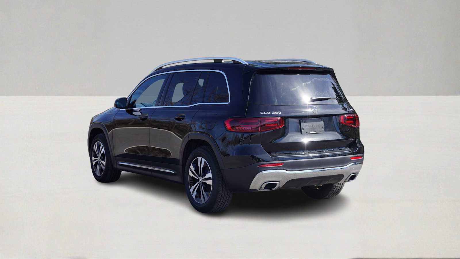 Used 2026 Mercedes-Benz GLB 250 4MATIC image 7