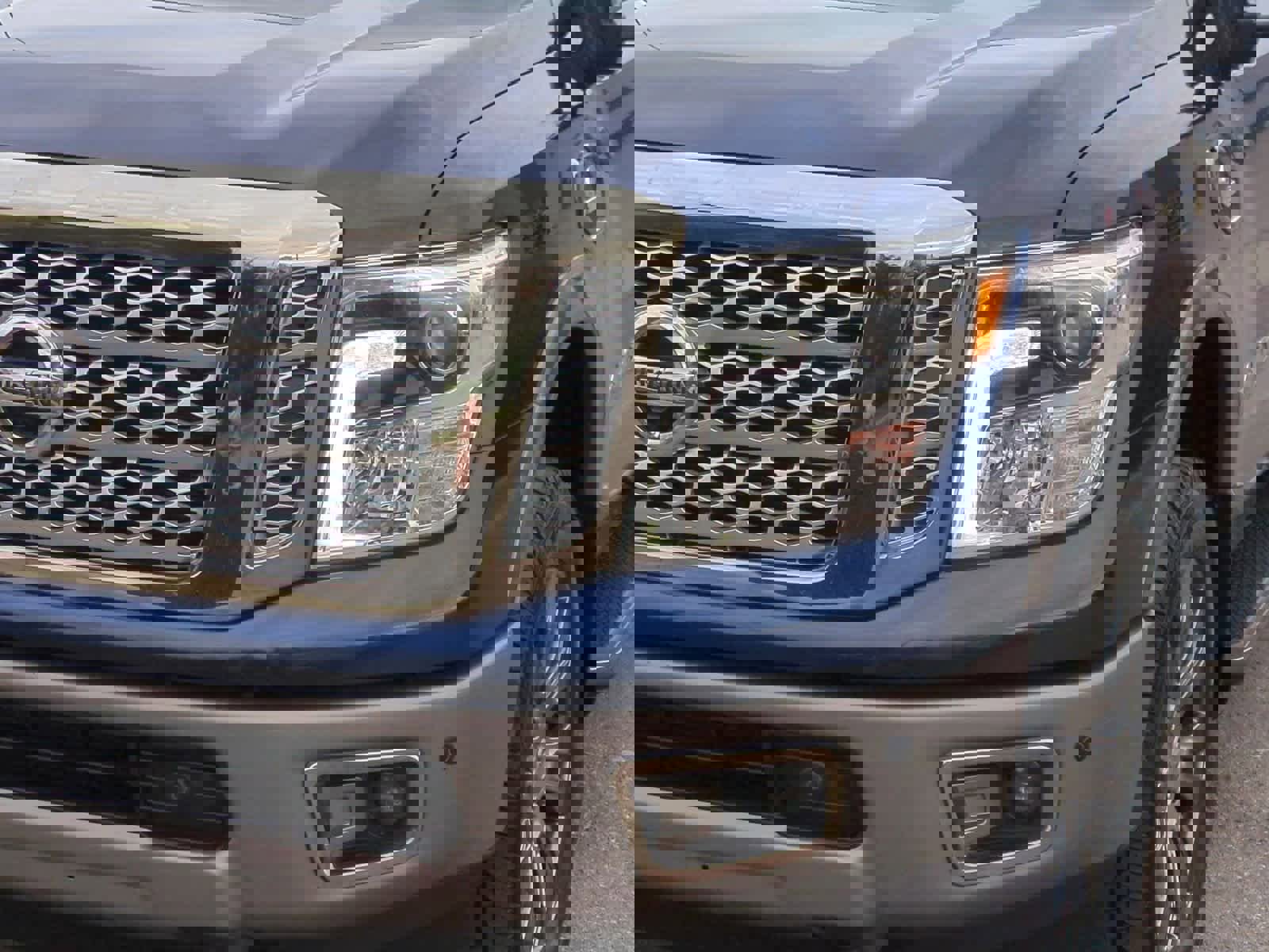 Used 2018 Nissan Titan Platinum Reserve w/ Platinum Utility Package image 11