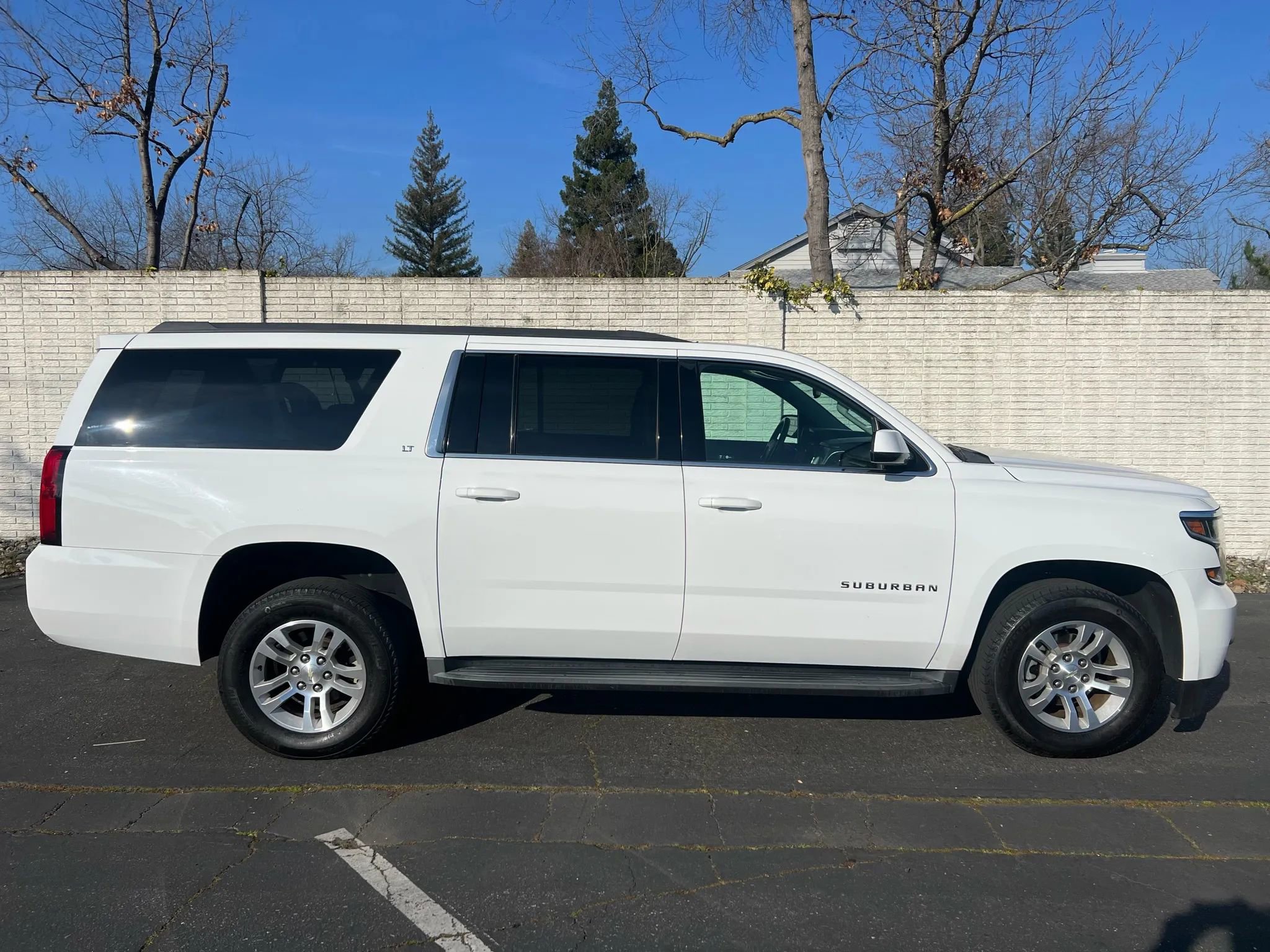 Used 2017 Chevrolet Suburban LT image 4