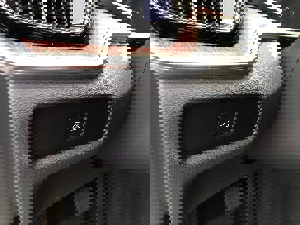 Used 2025 Volvo V60 B5 Cross Country Plus image 12