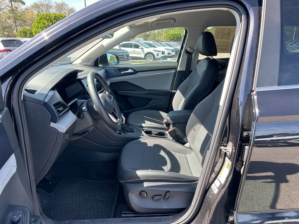 Used 2023 Volkswagen Taos SE w/ Black Wheel Package image 9