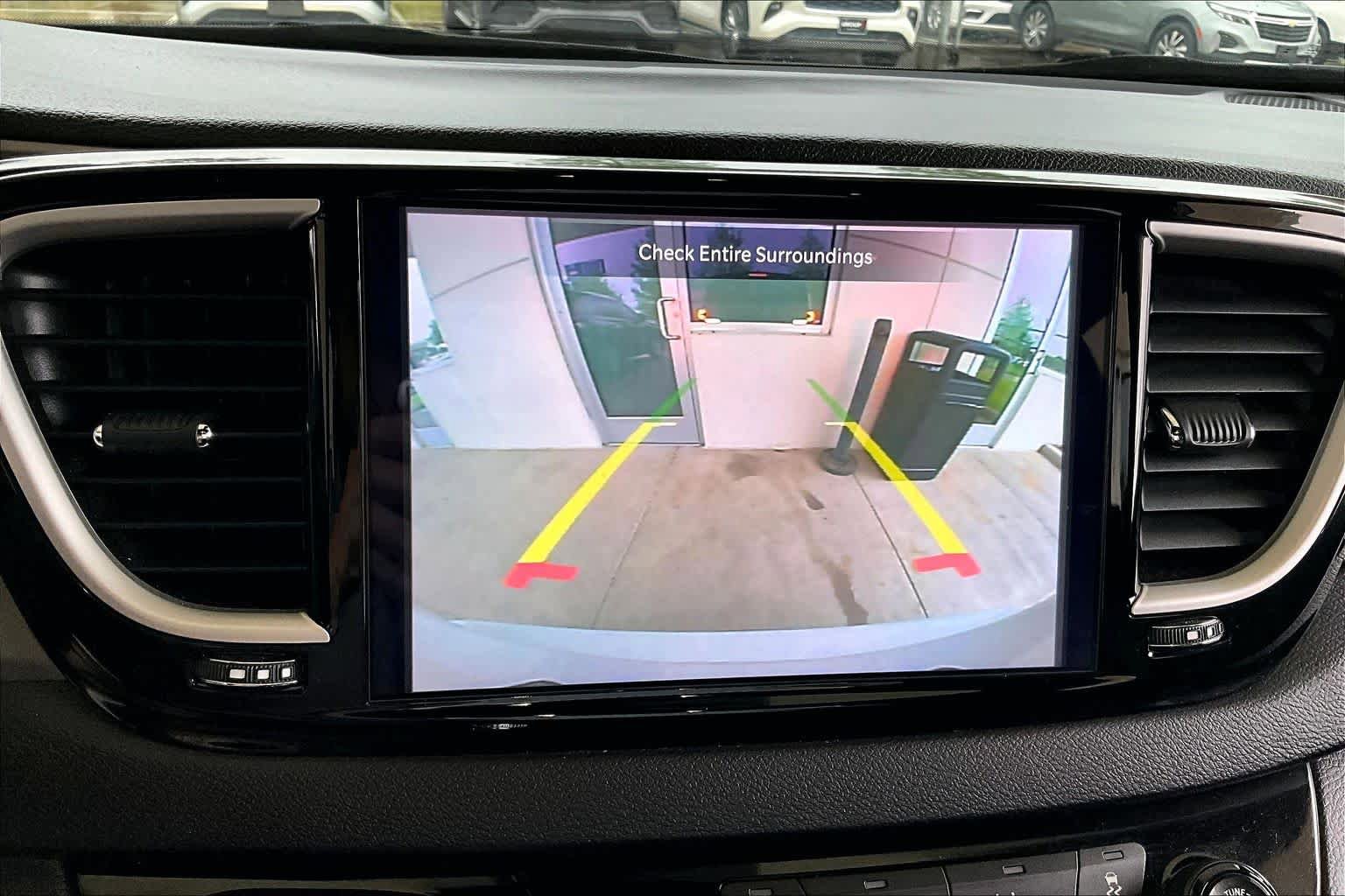 Used 2025 Chrysler Pacifica Select image 24