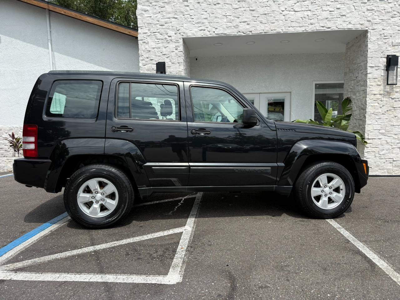 Used 2010 Jeep Liberty Sport AWD/4WD image 15