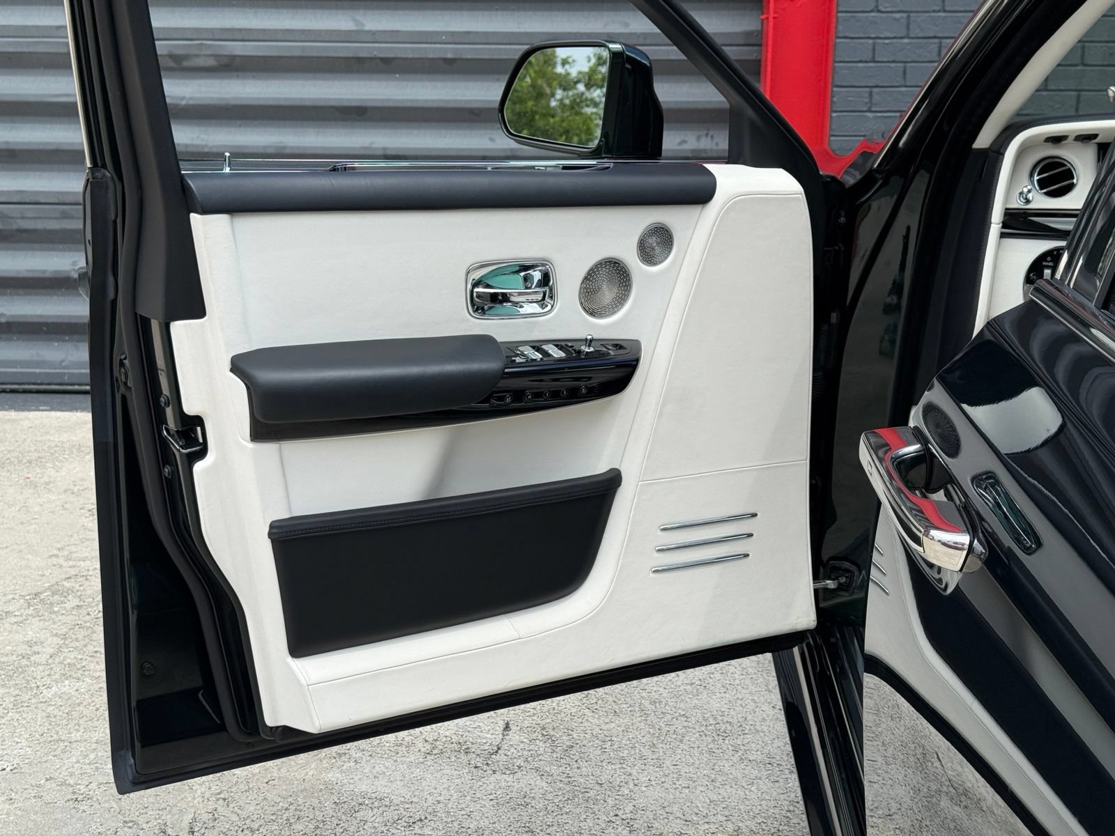 Used 2022 Rolls-Royce Phantom Sedan RWD image 26