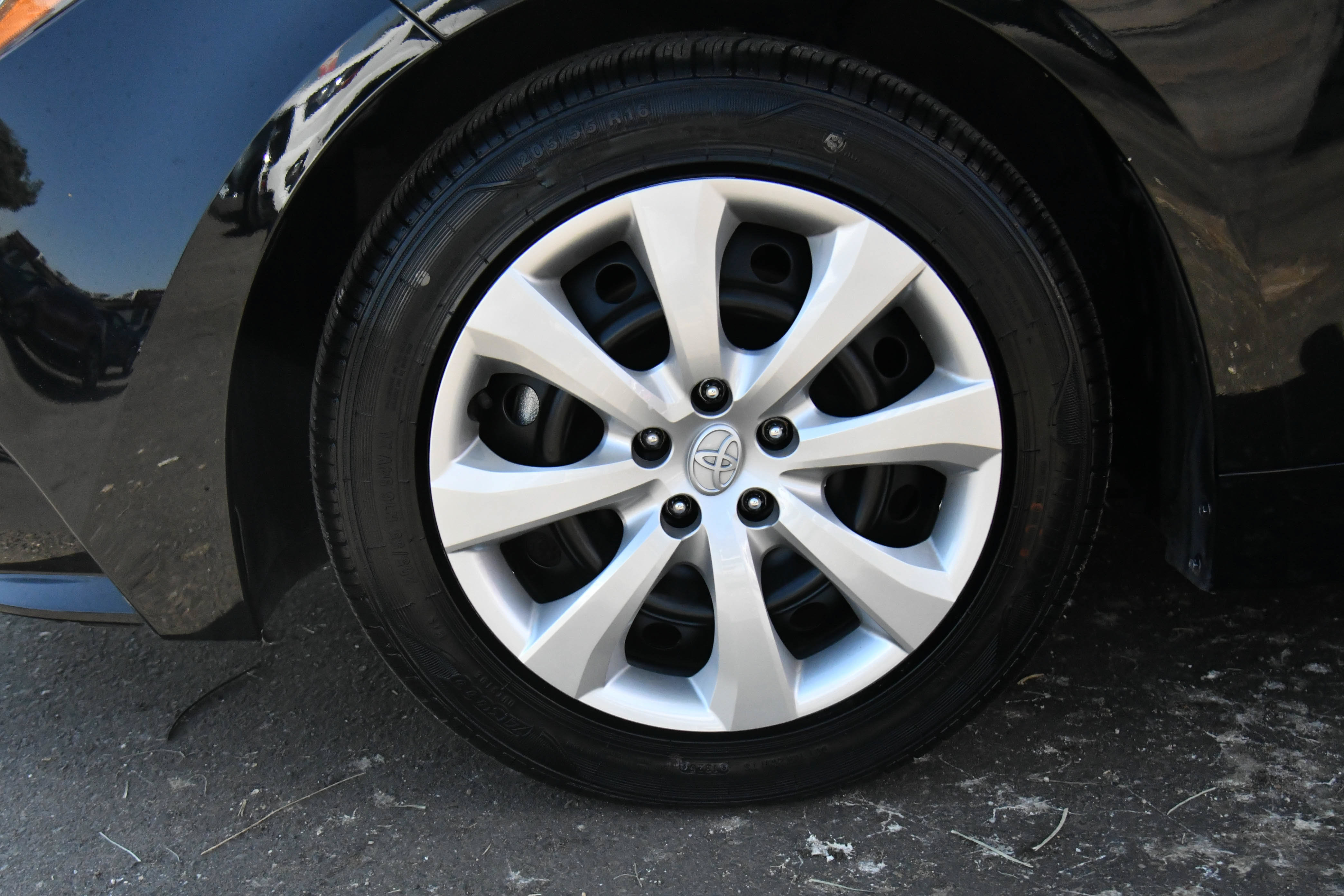 Used 2025 Toyota Corolla LE FWD image 12