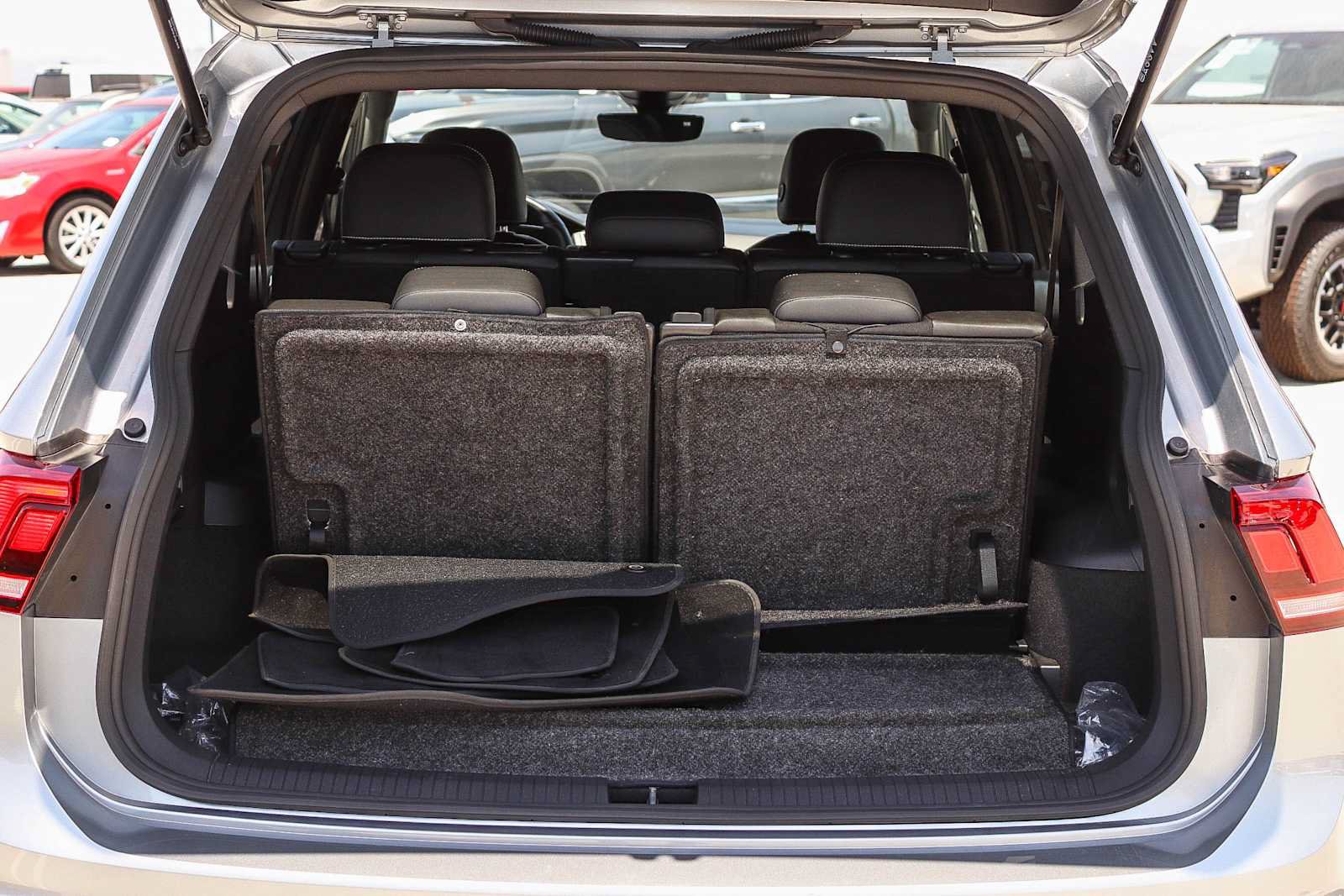 Certified 2023 Volkswagen Tiguan SE R-Line FWD image 28