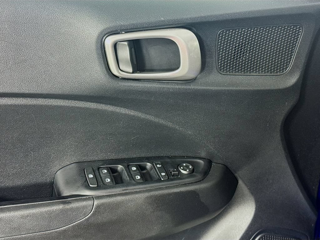 Certified 2025 Hyundai Venue SEL FWD image 17