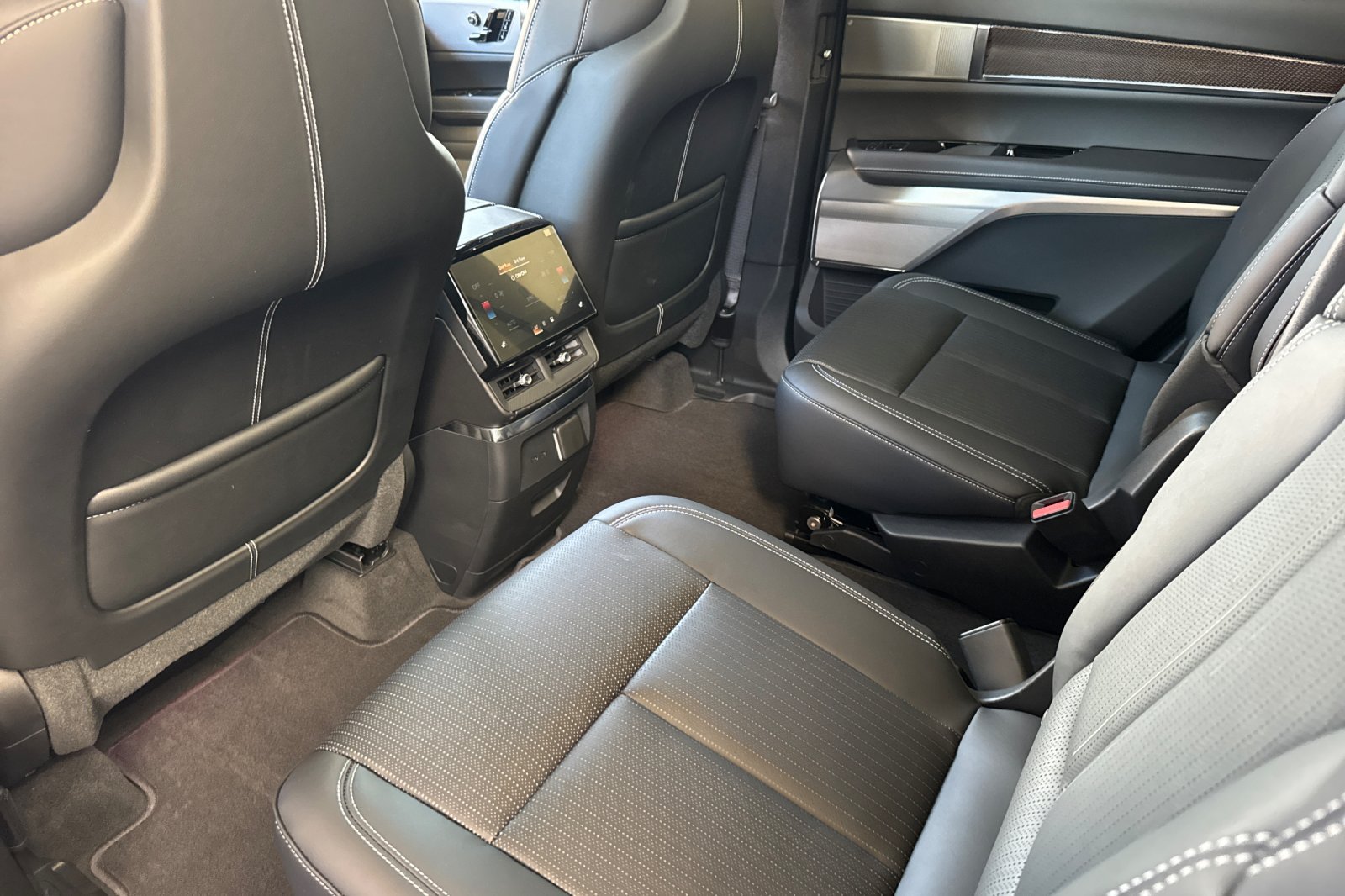 New 2027 Cadillac Vistiq Luxury w/ LPO, Floor Liner Package AWD/4WD image 12