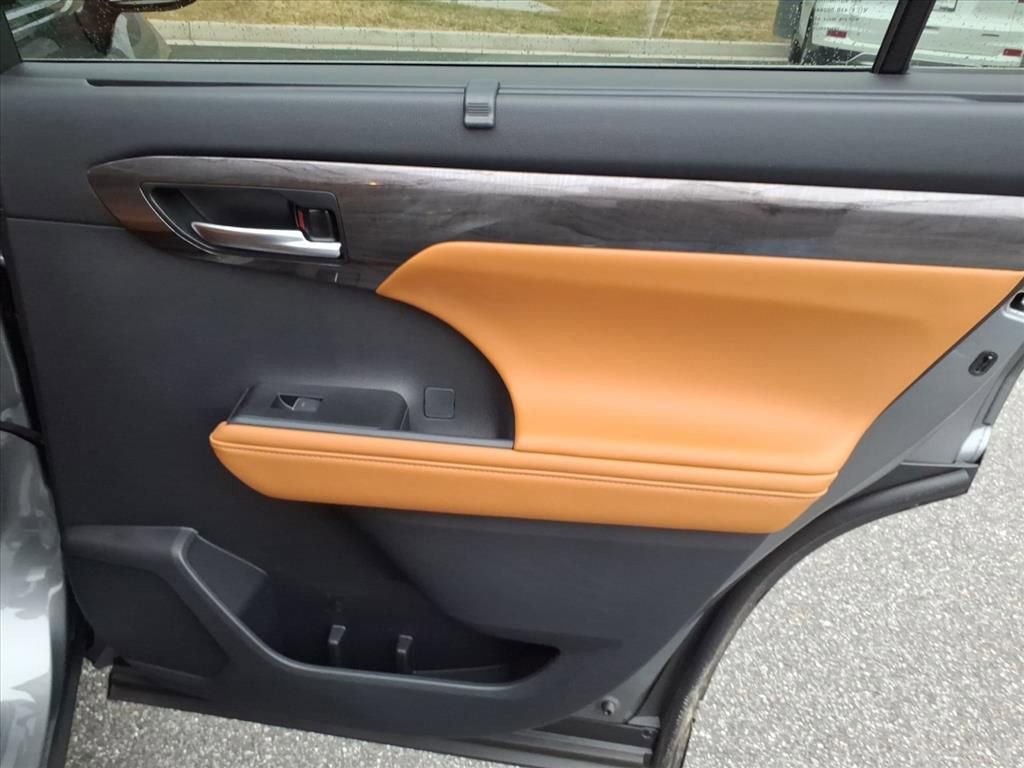 Used 2026 Toyota Highlander Platinum image 19