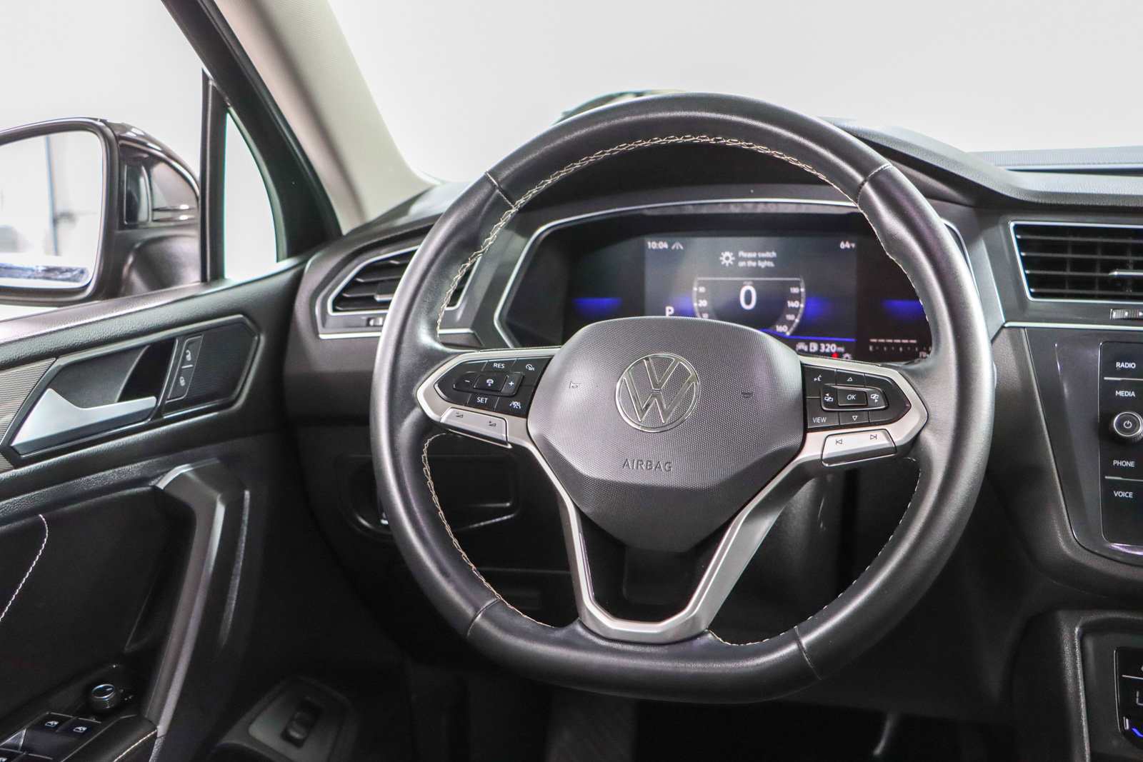 Used 2022 Volkswagen Tiguan SE w/ Panoramic Sunroof Package AWD/4WD image 12
