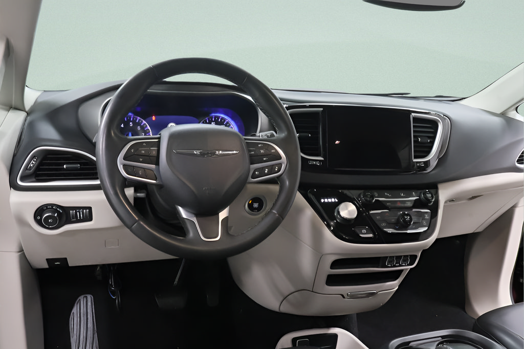 Used 2023 Chrysler Pacifica Touring-L FWD image 9