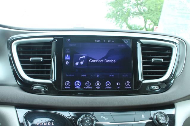 Used 2017 Chrysler Pacifica Touring-L w/ Tire & Wheel Group FWD image 21