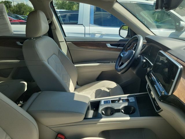 Used 2025 Volkswagen Atlas SE FWD image 2