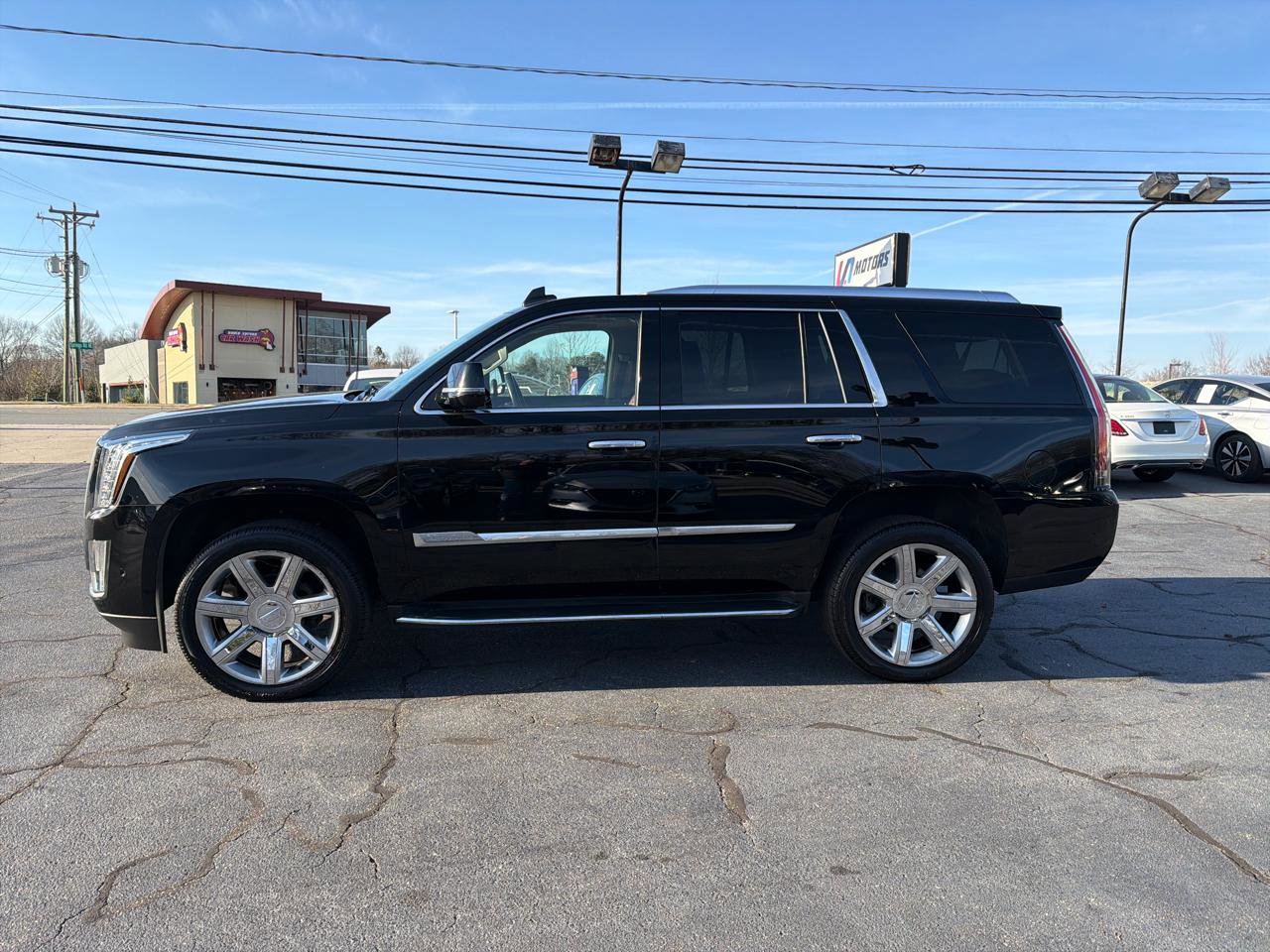 Used 2017 Cadillac Escalade Luxury image 2