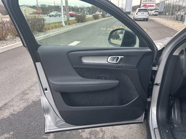 Certified 2025 Volvo XC40 B5 Plus AWD/4WD image 16