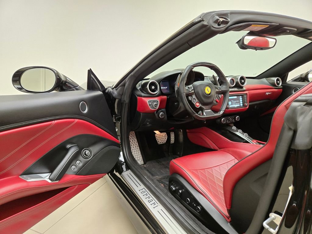 Used 2015 Ferrari California T image 16