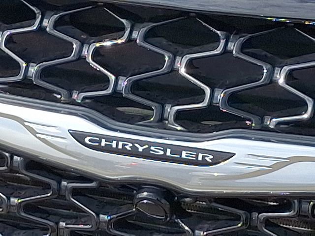 Used 2025 Chrysler Pacifica Select image 31